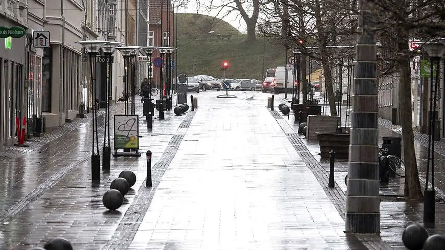 Ikke kun gaderne er mange steder ret tomme. Det gælder også mange kontorer i private virksomheder., hvor medarbejderne er blevet beordret til at arbejde hjemmefra for at mindske risikoen for, at coronavirussen spredes.