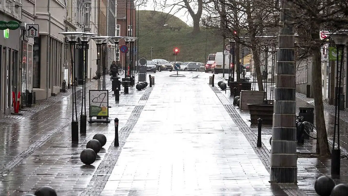 Ikke kun gaderne er mange steder ret tomme. Det gælder også mange kontorer i private virksomheder., hvor medarbejderne er blevet beordret til at arbejde hjemmefra for at mindske risikoen for, at coronavirussen spredes.