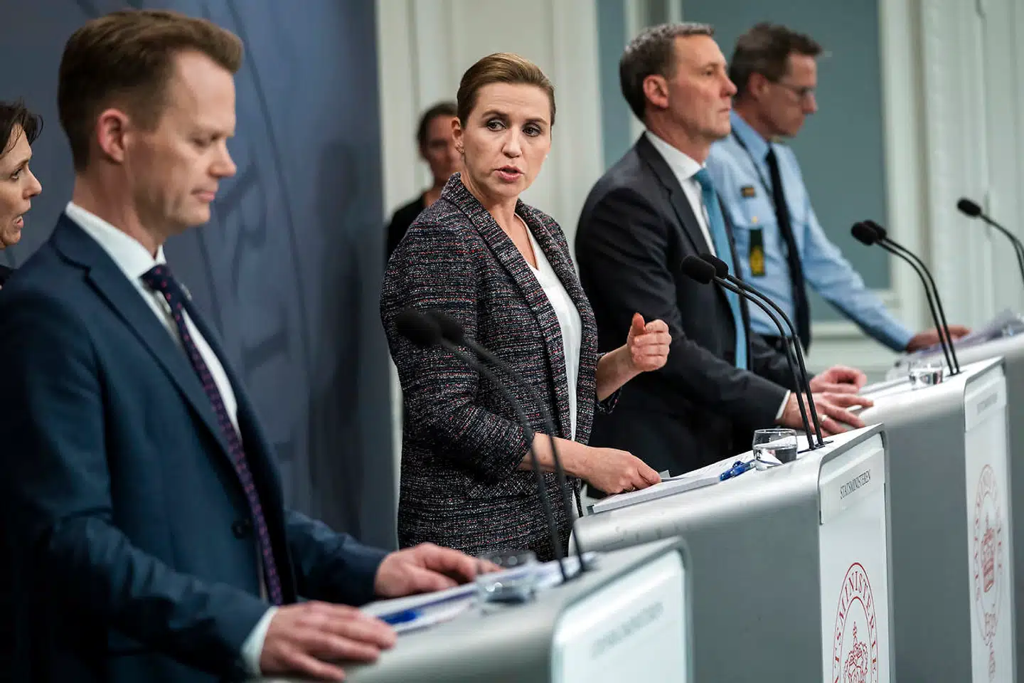 Udenrigsminister Jeppe Kofod, statsminister Mette Frederiksen, justitsminister Nick Hækkerup og rigspolitichef Thorkild Fogde på et pressemøde i Statsministeriets spejlsal, fredag aften den 13. marts 2020. Regeringen bebudede midlertidig lukning af de danske grænser fra lørdag klokken 12.00.