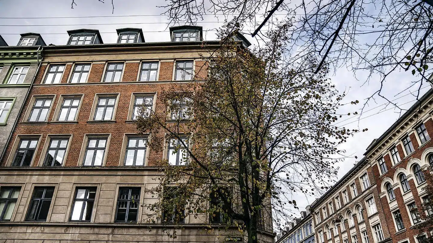 I årene op til finanskrisen var den danske økonomi præget af overophedning, og dele af boligmarkedet var præget af en boble. Specielt ejerlejligheder i København. Det gav efterfølgende en stor nedtur under finanskrisen.