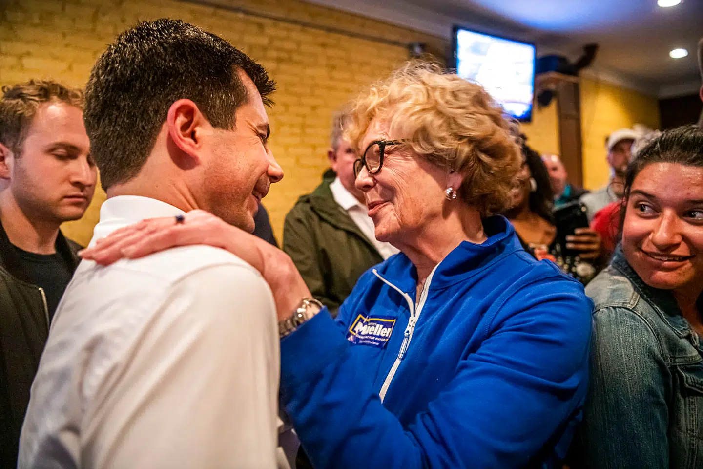 Pete Buttigiegs mentor er den 71-årige Julia Chismar (her i blåt) , som var hans økonomilærer i gymnasiet. »Han fortalte mig, at hans mål var at lære et sprog fra hvert kontinent, så han kunne lære af folk fra alle kontinenter,« fortæller hun Berlingske.