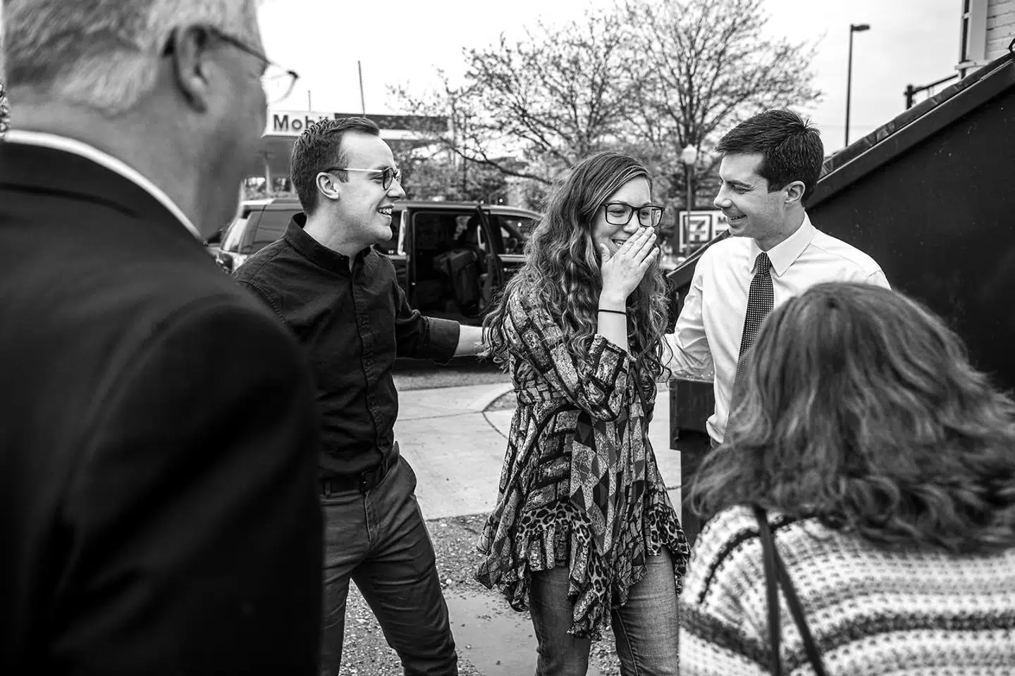 Borgmester i South Bend, Pete Buttigieg, stiller op som præsidentkandidat for Demokraterne til valget i 2020. En kvinde på gaden er helt benovet over at møde Peter Buttigiegs mand Chasten Buttigieg (tv.).