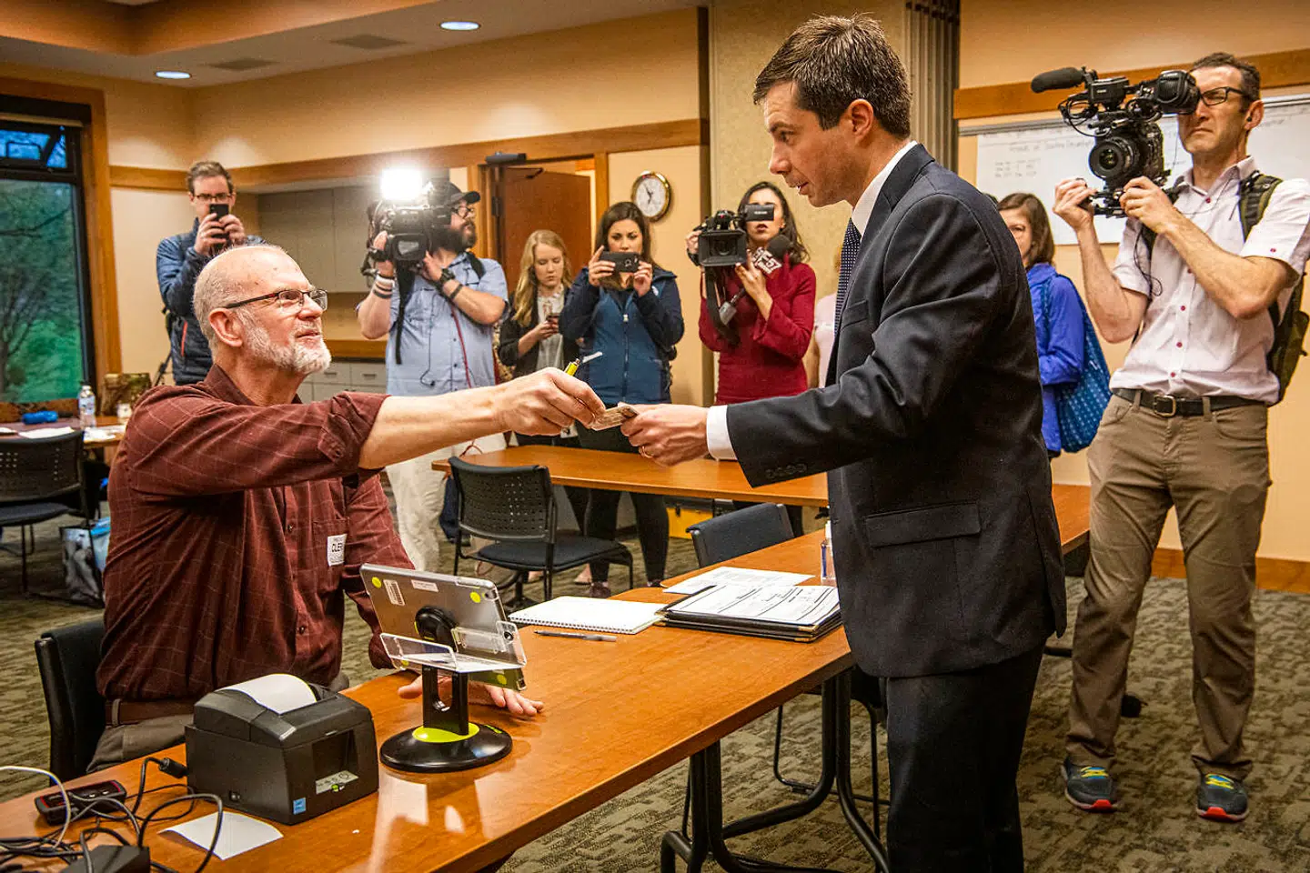 Tidligt om morgenen, klokken 6.45, afgiver Pete Buttigieg sin stemme på den, han mener skal være hans afløser som borgmester i South Bend. Han var en af de første på valgstedet.