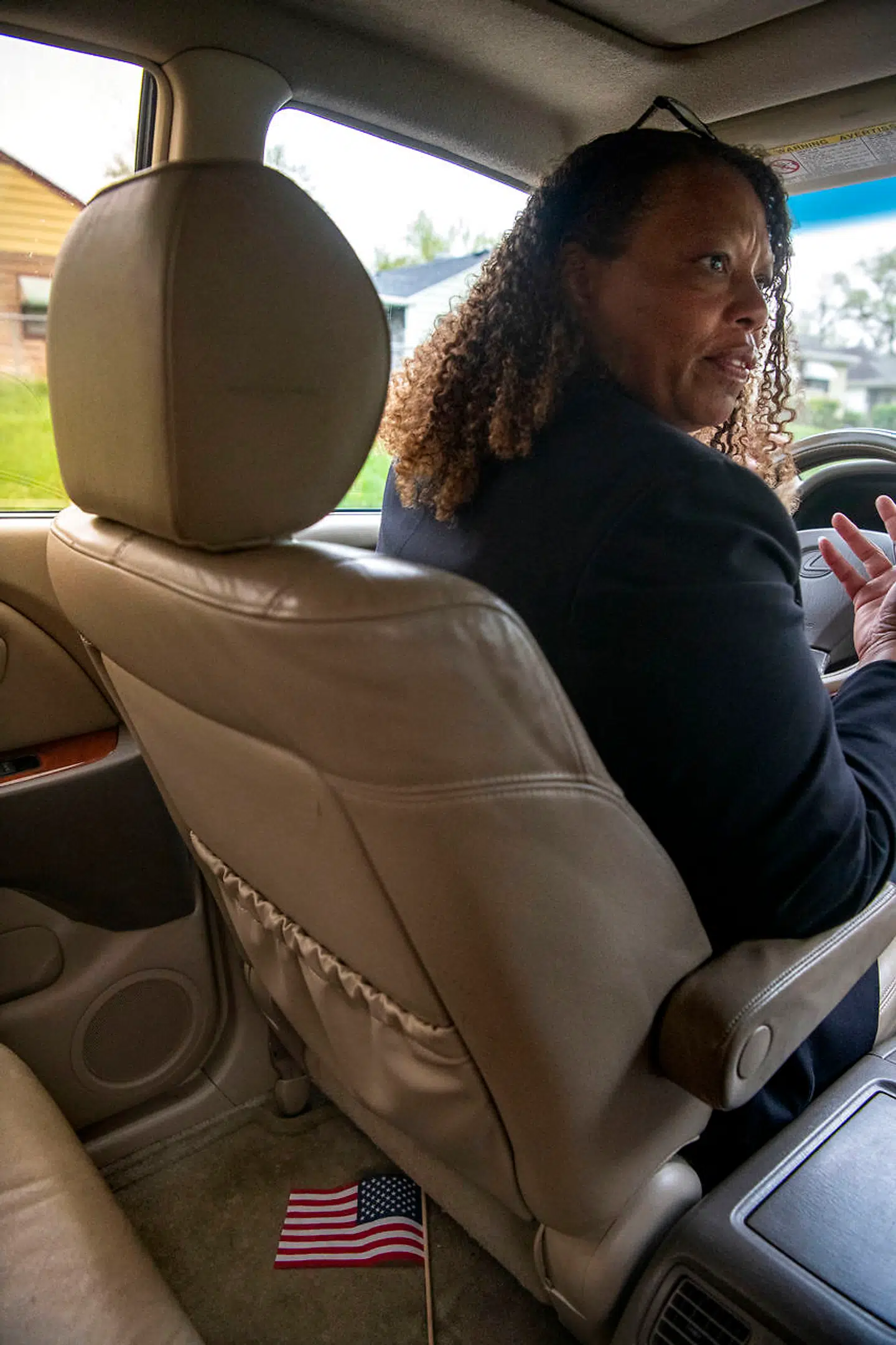 Partifællen og byrådsmedlemmet Regina Williams-Preston har været kritisk over for den måde, hvorpå Pete Buttigieg som borgmester gennemførte sin ambitiøse plan om at nedrive eller at renovere »1.000 huse på 1.000 dage« i South Bend for at vende udviklingen i den tidligere døende stålby. »Jeg har sagt til ham, at jeg udfordrede ham af kærlighed. Og at man behøver krigsar,« siger hun.