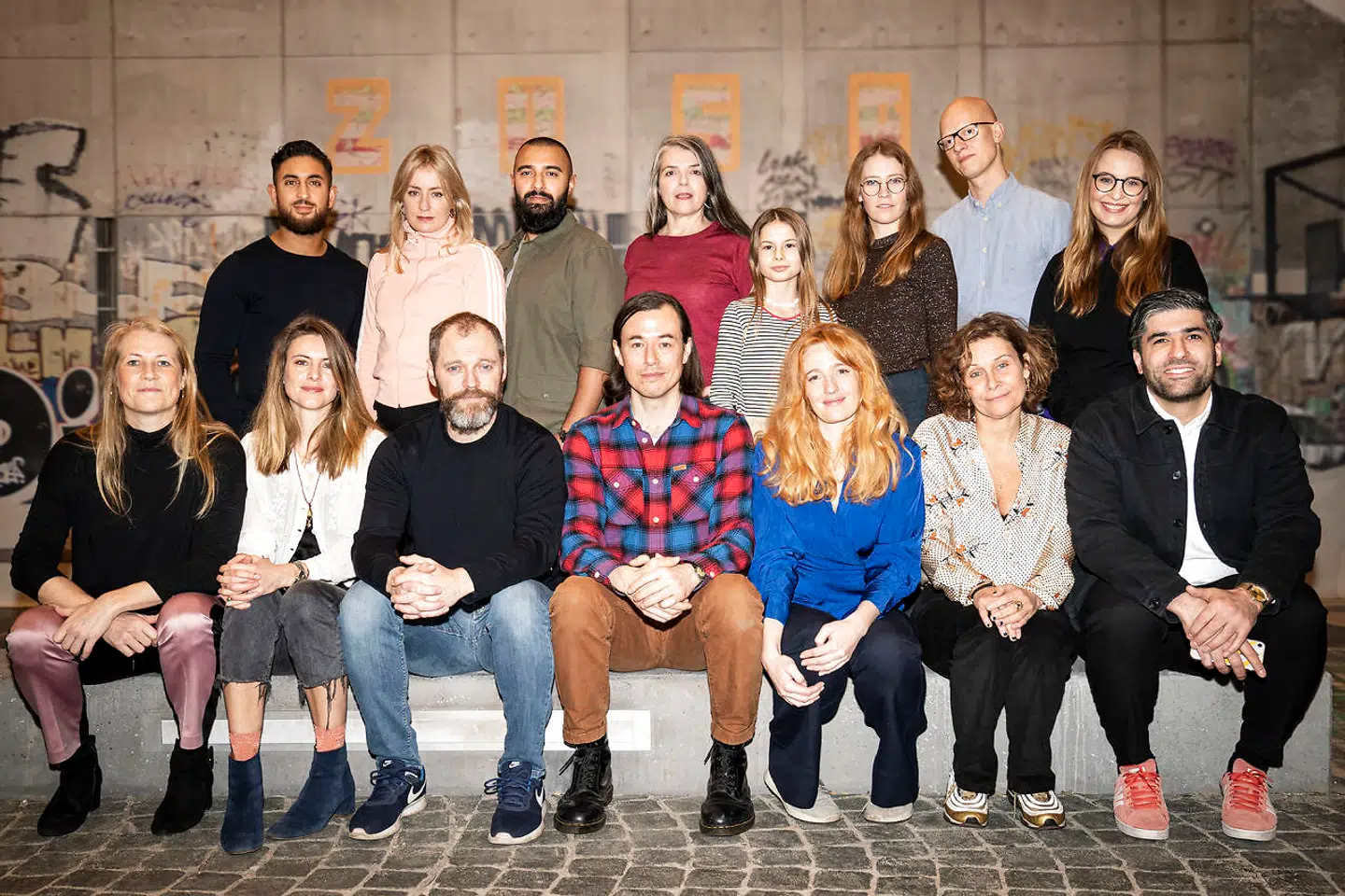 Her ses hele holdet bag og foran kameraet på DR-serien »Når støvet har lagt sig«.