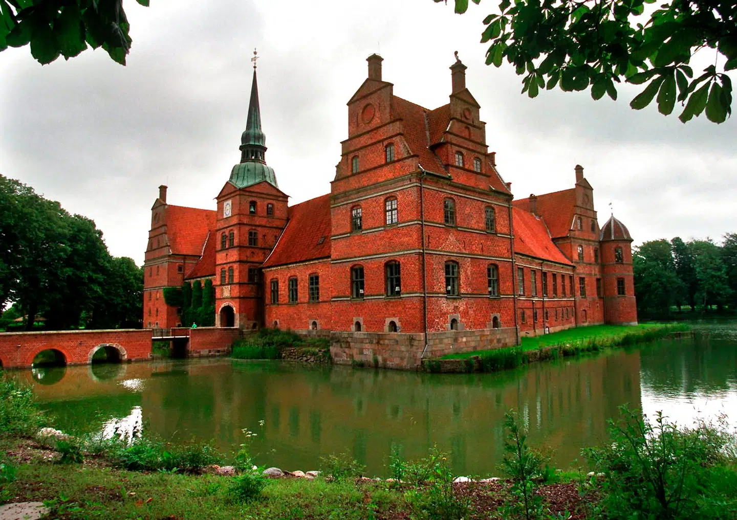 Rosenholm Slot blev landskendt som hjemsted for DR-julekalenderen »Jul på slottet«, sendt første gang i 1986.