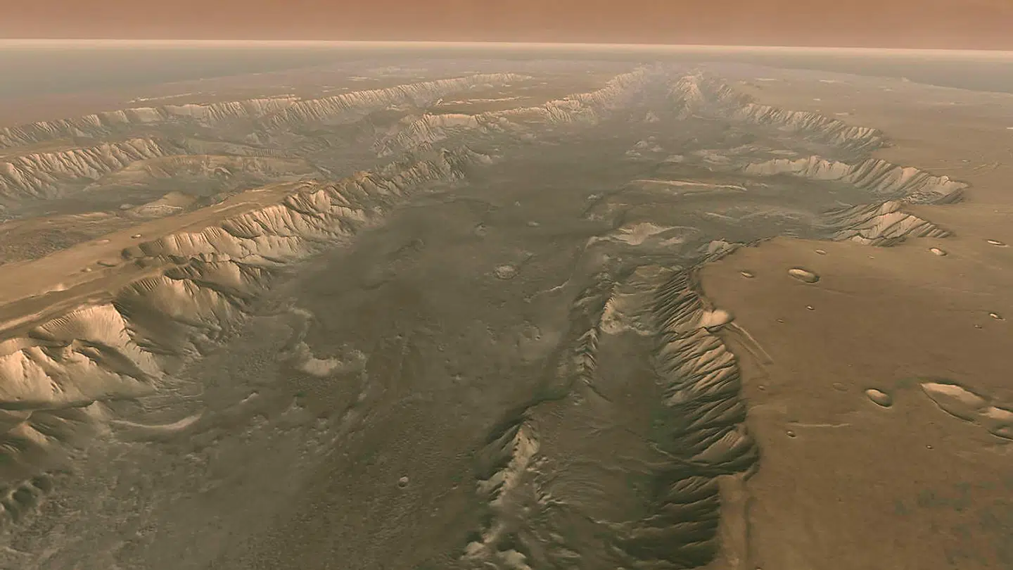 Et kig op gennem solsystemets mest respektindgydende kløft, Valles Marineris.