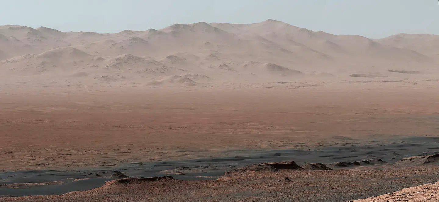 Udsigt over bjergryggen i udkanten af Gale-krateret på Mars – optaget fra Curiosity.