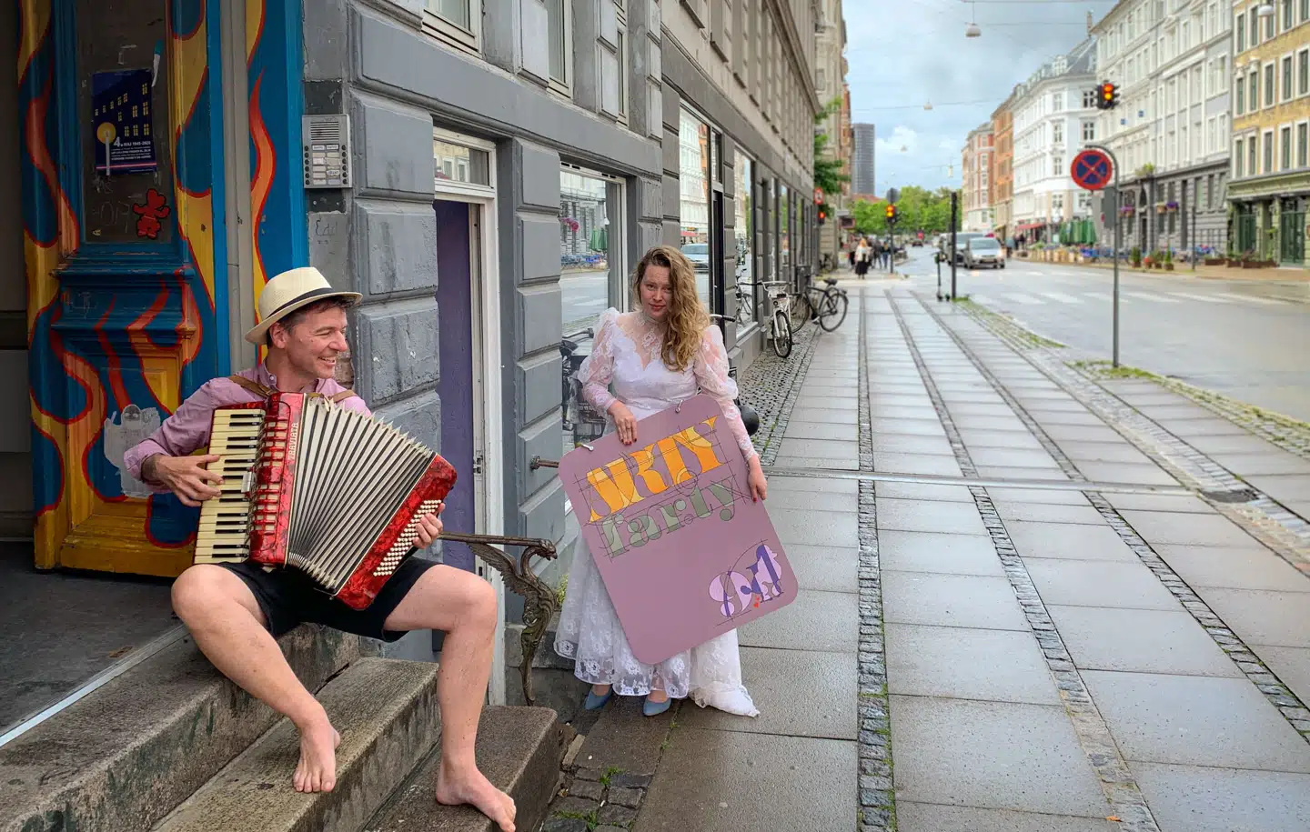 Tredje trælse udgave af kulturprogrammet »Arty Farty« handlede om kulturmæthed, og det var her, værten Oliver Zahle (tv) afslørede, at han får kvalme af at gå på kunstudstilling. (Th: medvært Zissel Astrid Kjertum-Mohr)