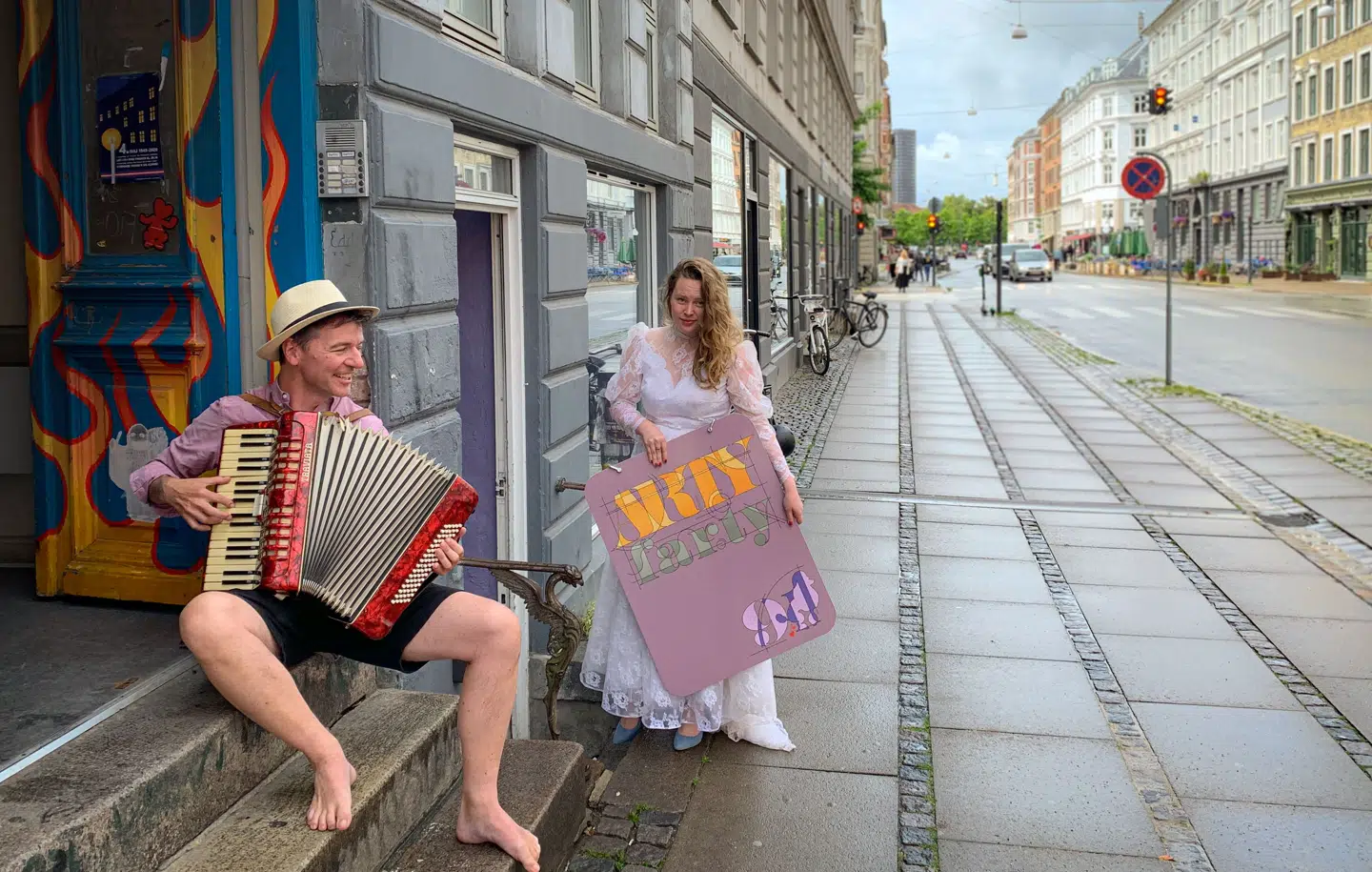 Tredje trælse udgave af kulturprogrammet »Arty Farty« handlede om kulturmæthed, og det var her, værten Oliver Zahle (tv) afslørede, at han får kvalme af at gå på kunstudstilling. (Th: medvært Zissel Astrid Kjertum-Mohr)