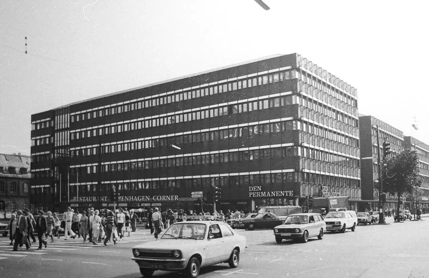 Det gamle Industriens Hus: Erik Møllers røde bygning med logoerne på var ikke noget særligt, men i dag. hvor stilfærdighed er en sjældenhed, netop derfor rent faktisk noget særligt.