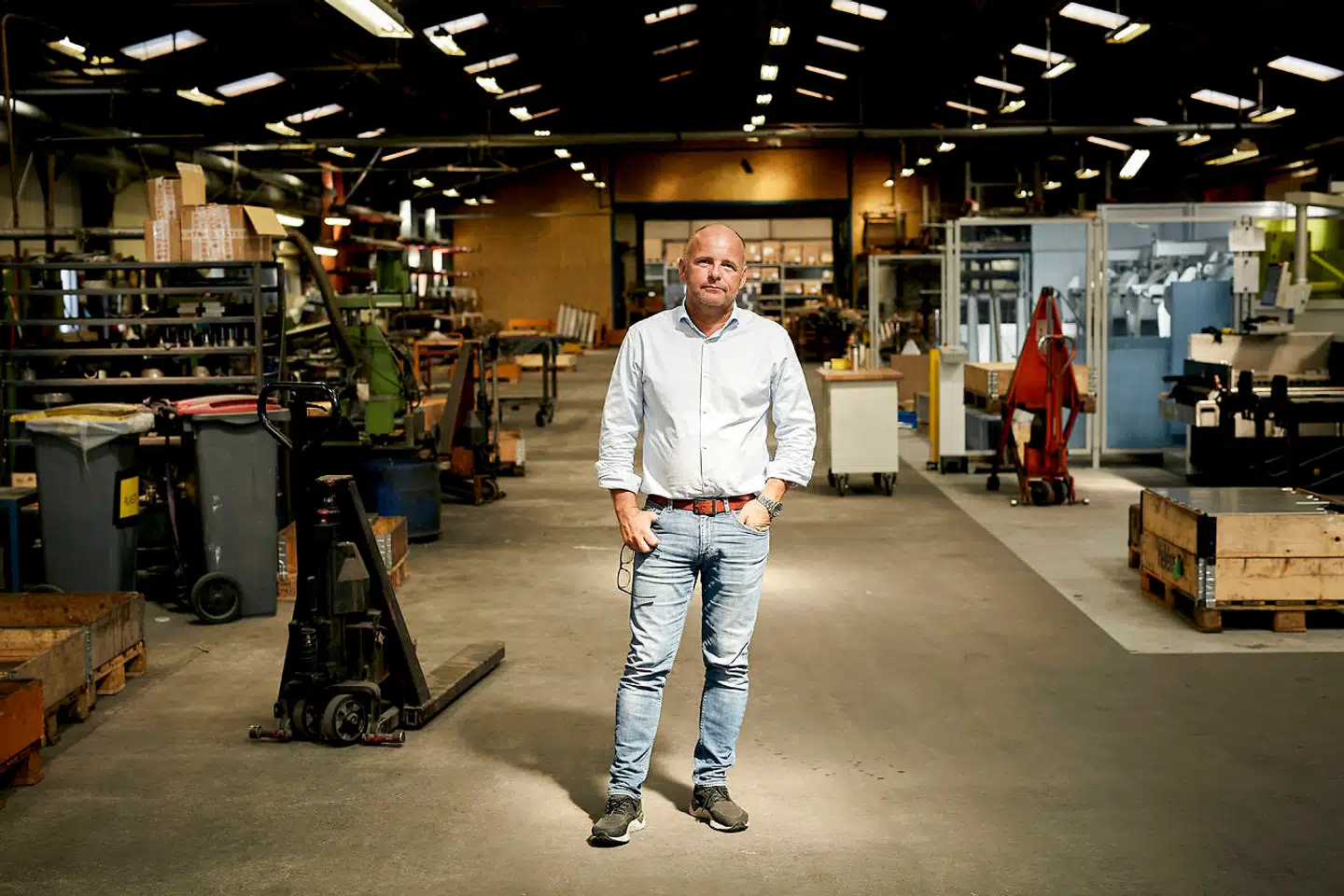 Michael Almeborg, direktør for maskinfabrikken Ole Almeborg, så gerne en ændring i regeringens hjælpepakke for faste omkostninger. Dansk Industri er enig og mener, at hjælpepakken på nuværende tidspunkt rammer skævt.