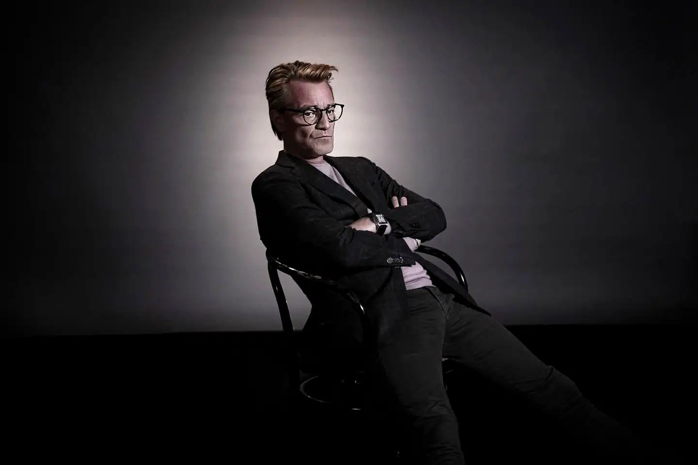 Magtens ubodelige ensomhed: »Folk kan tænke, han er en farlig, skøn og fin herre, men også sikke et røvhul. Det må jeg se stort på,« siger Nikolaj Hübbe i ny dokumentarserie. Set udefra er han begge dele. Og det er han nødt til at være.