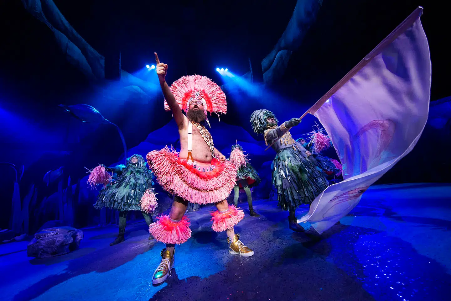 Børnefiguren Onkel Reje er næsten symbolet på den klassiske tøffelhelt, der drømmer om at passe sig selv, drikke rom, ryge pibe og knalde hele natten. Af samme grund af »Storm over Ramasjang« enten helt ude af tråd med tidsånden – eller det helt rigtige svar til den.