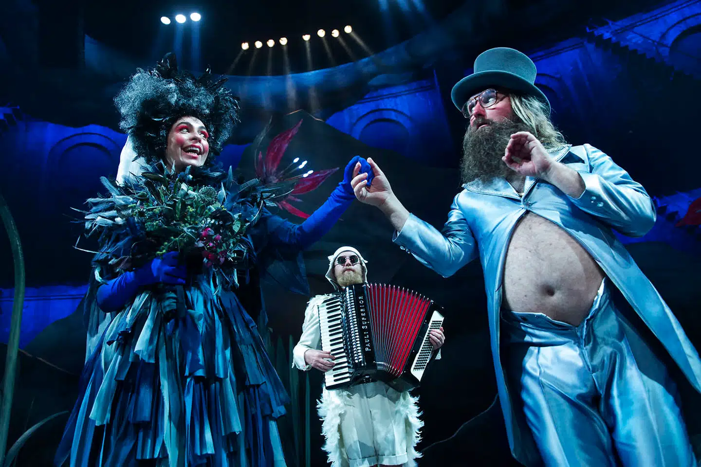 Frøken Storm – i operasanger Andrea Pellegrinis velsyngende skikkelse – kaster en forbandelse over Onkel Reje, der pludselig vil gå i pænt tøj og spise af hendes hånd. Så er stilen ligesom lagt i »Storm over Ramasjang«.