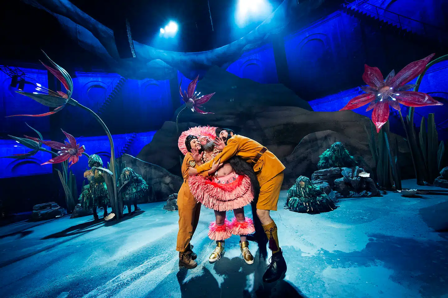 Selvfølgelig er der en opbyggelig pointe i »Storm over Ramasjang«. Det er noget med, at alle har brug for andre. Men i virkeligheden har vi bare brug for Onkel Reje. Især lige nu.