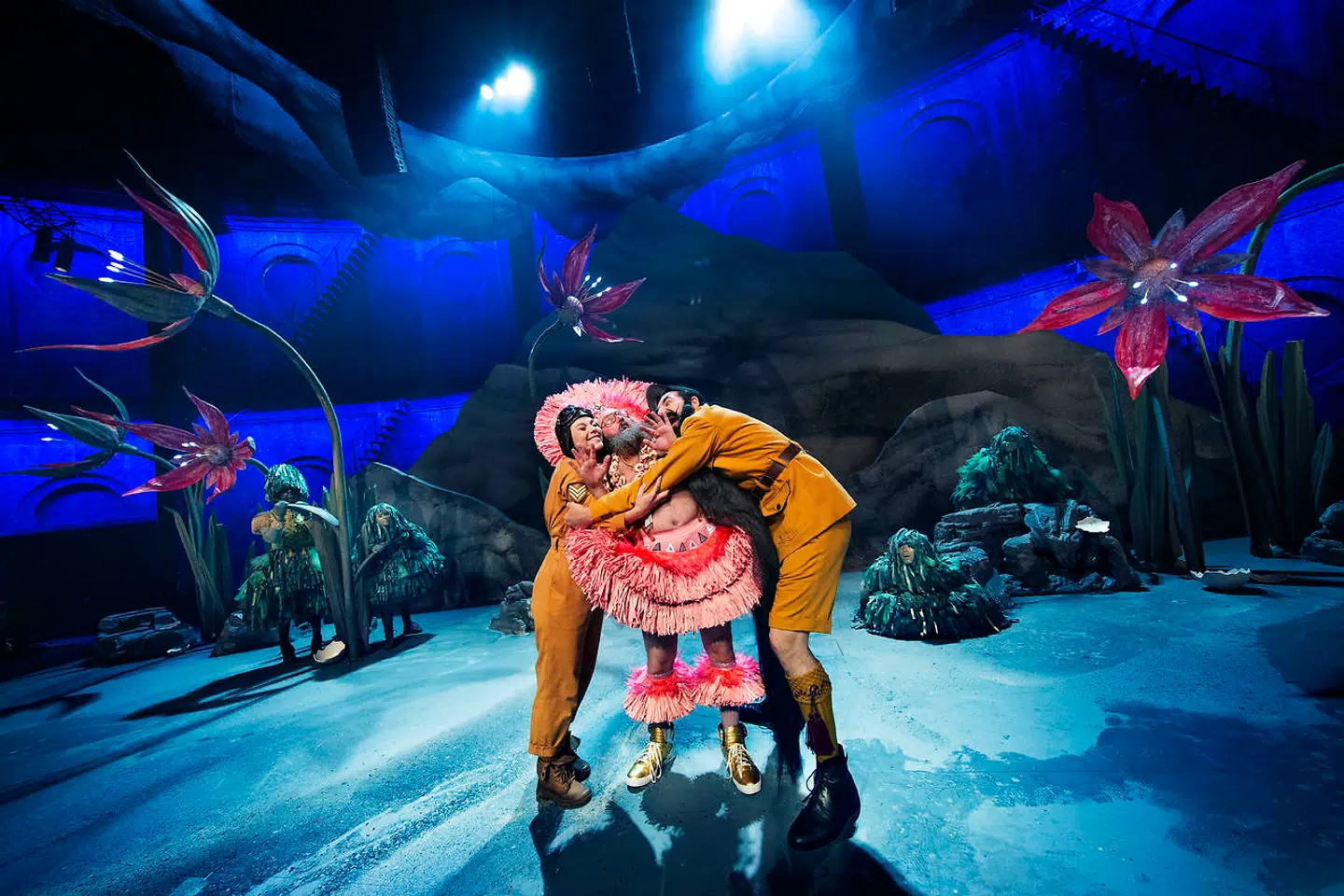 Selvfølgelig er der en opbyggelig pointe i »Storm over Ramasjang«. Det er noget med, at alle har brug for andre. Men i virkeligheden har vi bare brug for Onkel Reje. Især lige nu.