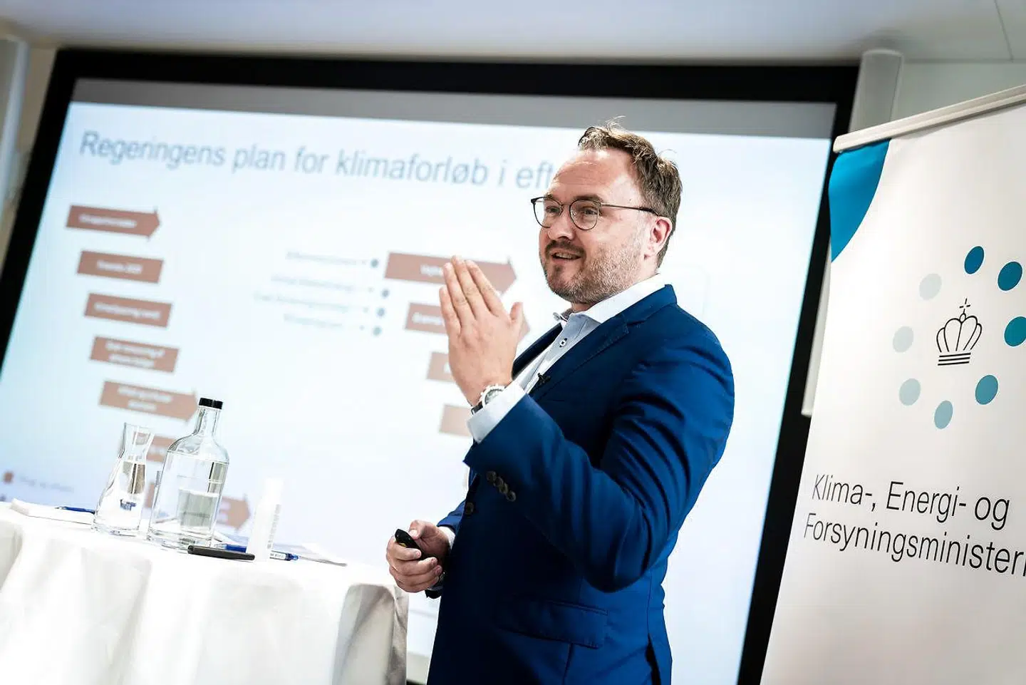 »Vi kommer ikke udenom at ændre vores vaner og vores forbrug. Samtidig har opbakningen i befolkningen til den grønne omstilling aldrig været større. Det er uforståeligt, at regeringen og Dansk Industri ikke er mere nytænkende. Begge prøver at holde fast i gamle forretningsmodeller og arbejdspladser,« skriver Jonathan Ries.