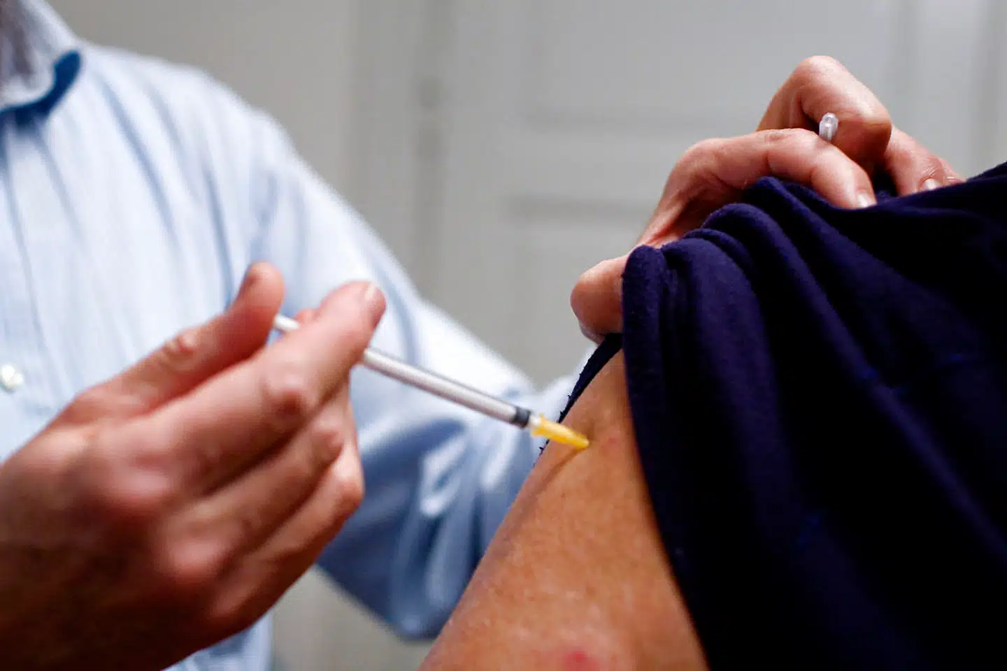 En bred vifte af Folketingets partier vil ikke have et vaccinepas, da de blandt andet mener, det vil inddele befolkningen i to grupper.