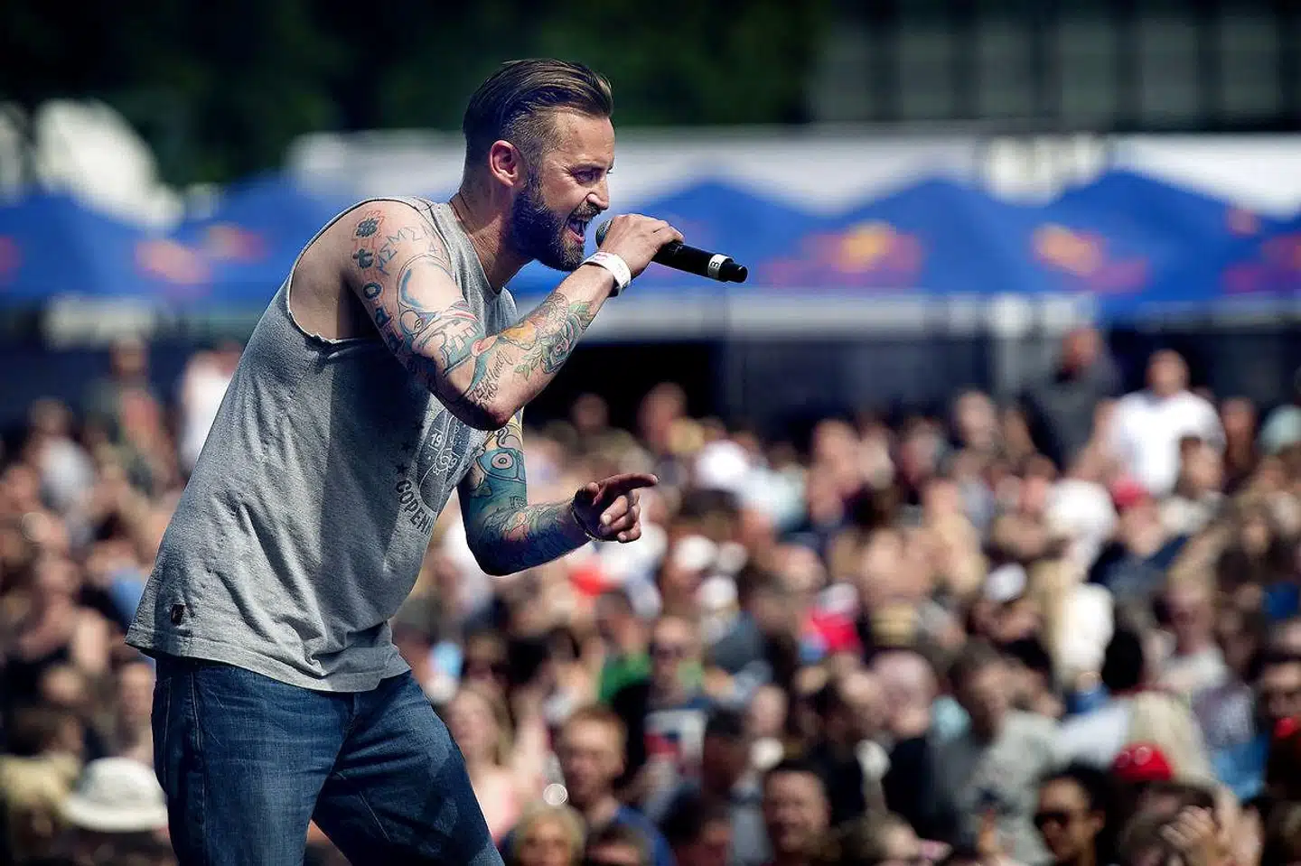 »Vi fokuserer altså ikke kun på den musik og de kunstnere, som lytterne i forvejen kender, men også det, lytterne måske ikke har lært at kende endnu,« skriver Anette Kokholm, DR, i dette svar til rapperen Jesper ’Jokeren’ Dahls kritik af DRs måde at udvælge musik.