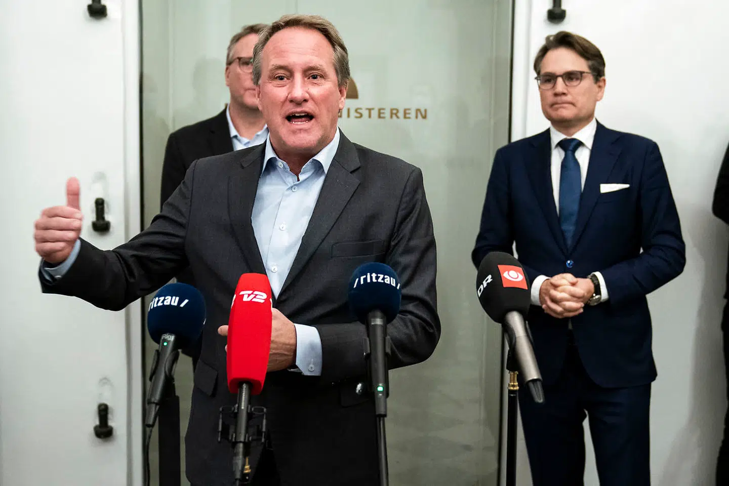 DI-direktør, Lars Sandahl Sørensen (tv.), og hans kollega i Dansk Erhverv, Brian Mikkelsen (th.), stod tidligere på måneden sammen om, at der indføres et digitalt coronapas. Nu presser de på for en hurtig genåbning af forretningslivet. Arkivfoto: Martin Sylvest/Ritzau Scanpix