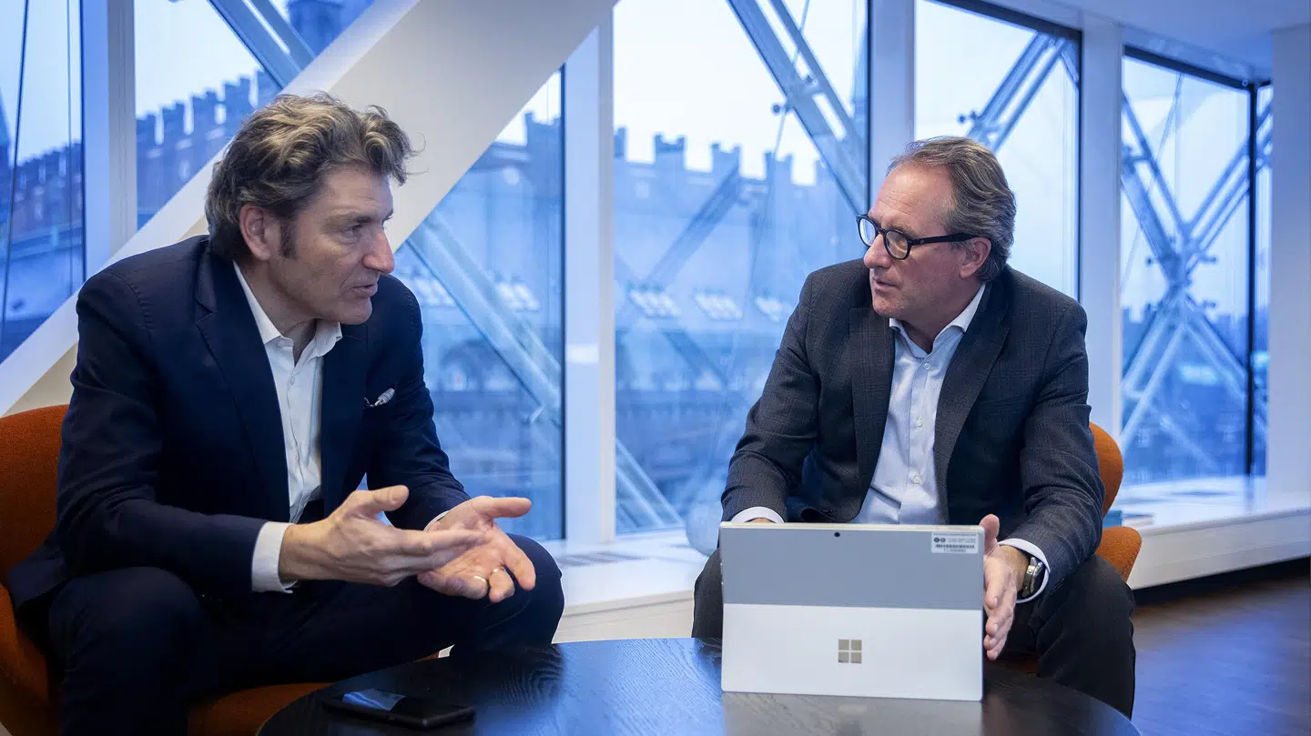 De er allerede dybt inde i drøftelserne om, hvordan Danmark forbliver en digital frontløber – André Rogaczewski (t.v.), administrerende direktør for it-virksomheden Netcompany, og Lars Sandahl Sørensen, administrerende direktør for Dansk Industri. Nu samler de topfolk fra erhvervslivet for at få lagt en konkret plan.