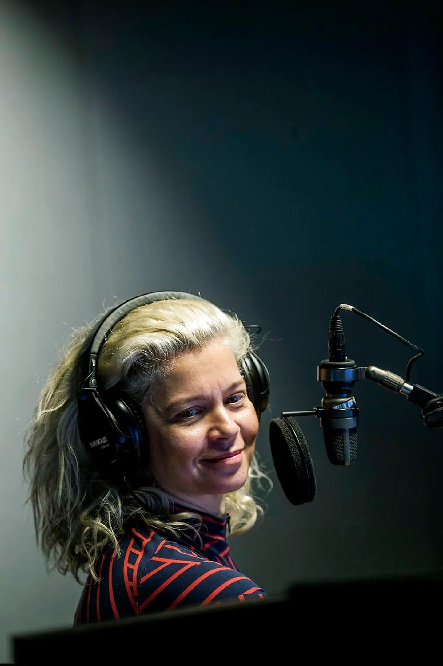 46-årige Sara Bro er en rutineret radiovært, der blandt andet er kendt fra P3-programmet »Sara og David« og fra podcasten »Hjerteflimmer for voksne«, hvor to gæster stillede hinanden spørgsmål om kærlighed fra deres eget liv. Nu er hun den nye Mads Steffensen i DRs mest lyttede radioprogram.