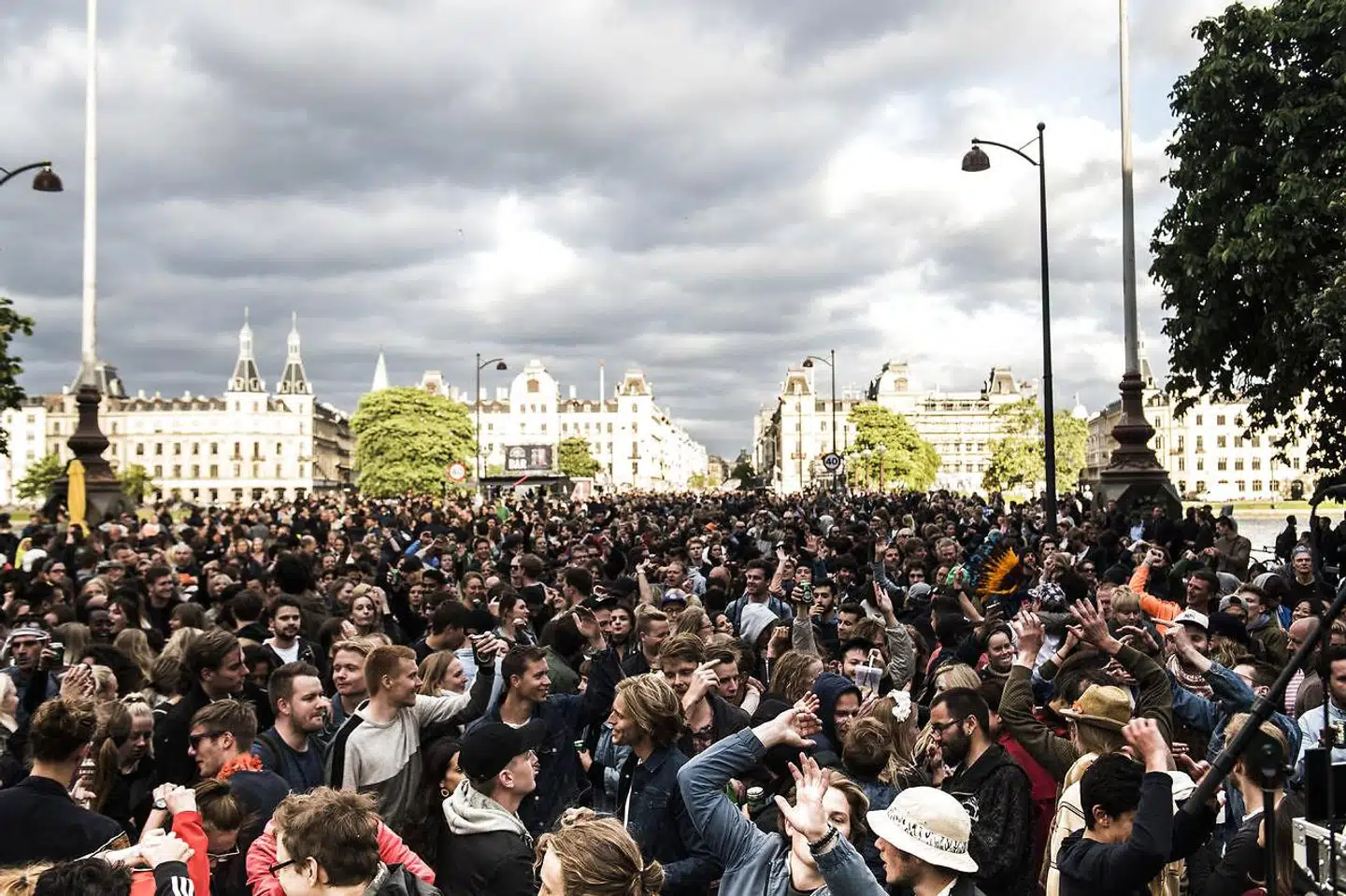»Nattelivet skal udfolde sig på et niveau, der er tåleligt for alle. (...) Selvfølgelig skal der være barer og natteliv i København. (...) Men hvorfor ikke tage hensyn til de områder, hvor folk bor, og lade den mest belastende del af nattelivet udfolde sig der, hvor den er til mindst mulig gene?« skriver Maria Girsel. Billedet er fra Distortion i København i 2017.