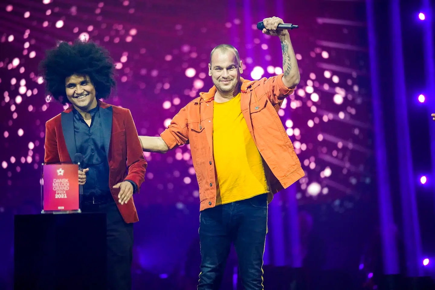 Chief 1 og Thomas Buttenschøn på scenen ved Dansk Melodi Grand Prix 2021 i DR Byens Studie 5 i København.Sammen slog de et slag for moden kærlighed og endte på »en flot tredjeplads«, som værterne sagde.