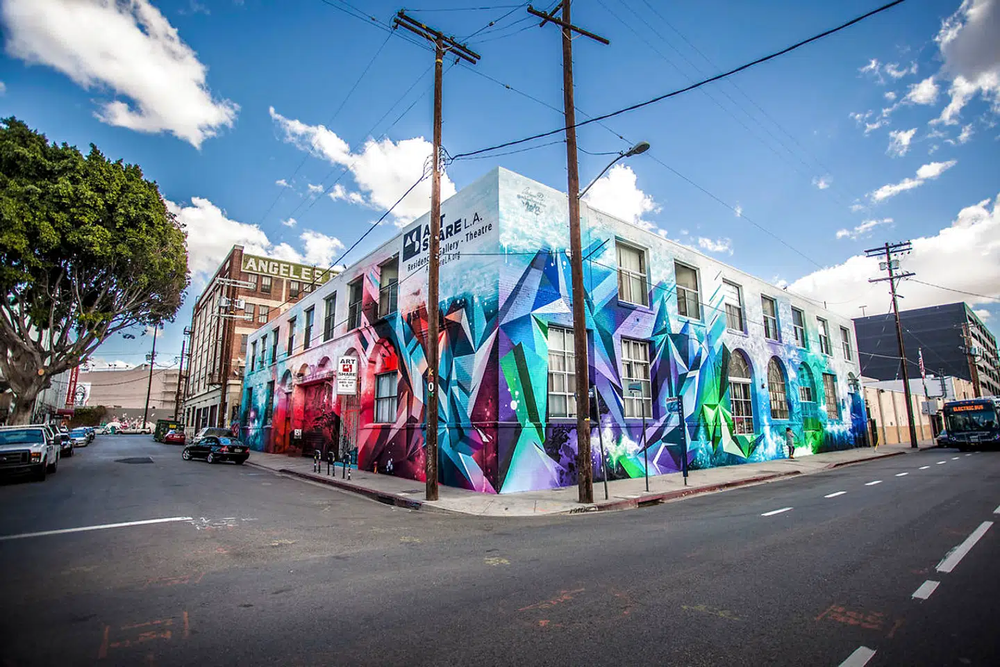 Vægprojektet »Vivid Rhythms« på bygningen Art Share i Art District i Los Angeles. Mikael B. malede bygningen sidste år efter at være blevet udvalgt til projektet af byrådet i LA. Han modtog senere et æresbevis fra byrådsmedlem José Huizar som tak for sit arbejde.