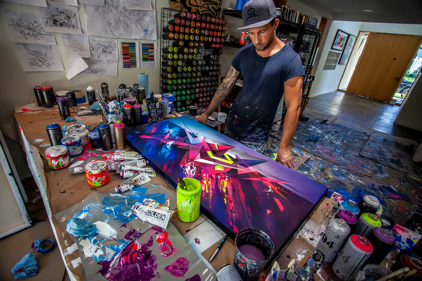 De kraftige farver er en del af grafittikunstneren Mikael Bs varemærke.