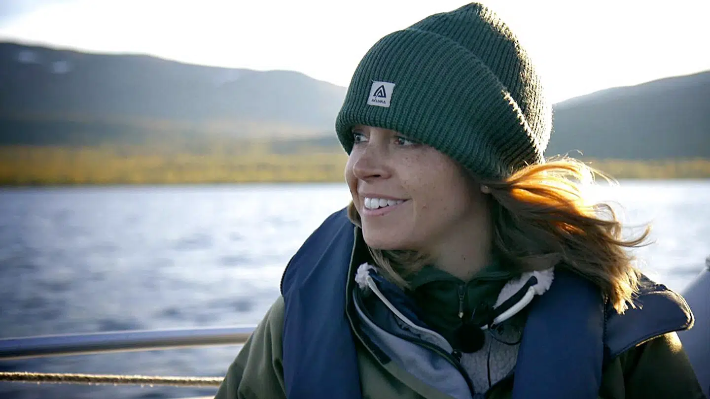 Bypigen Daniella, der elsker makeup og lange negle, sejles ud i det nordnorske i første afsnit af »Alene i Vildmarken«, der denne gang lader kærestepar, venner og familie dele oplevelsen af at klare sig selv.