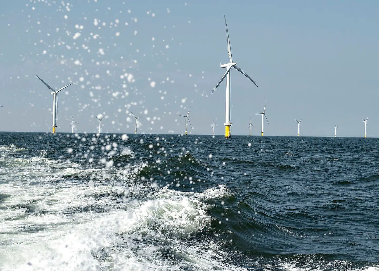 »Det ambitiøse, danske reduktionsmål kommer heller ikke til at redde det globale klima, men det kan på samme måde som havvinden blive en løftestang for den globale udvikling,« skriver Dan Jørgensen, Mads Nipper og Lars Sandahl Sørensen.