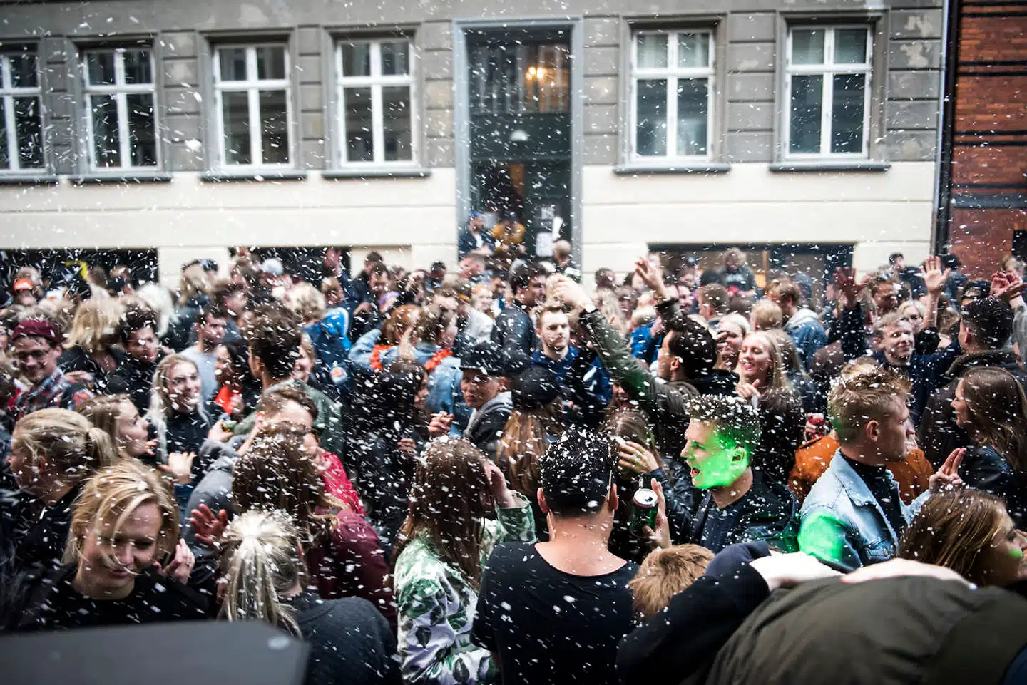 »Vi bor her, det er vores hjem og kvarterer, men vores rettigheder skal åbenbart vige til fordel for nogle restauratører, der skal tjene ekstra penge,« skriver Gøje Rostrup.