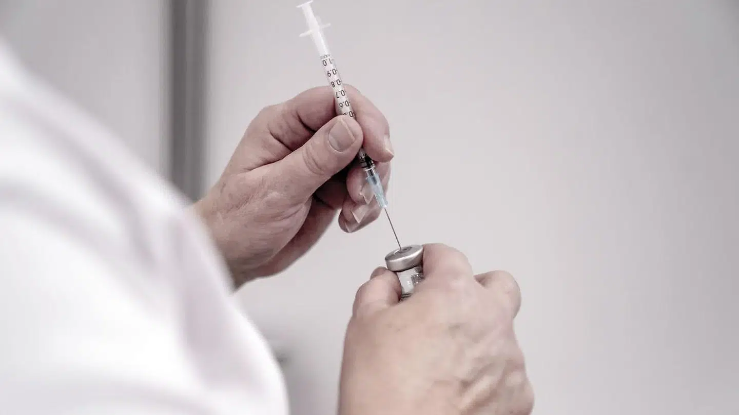 14 dage efter første stik kan man bruge dette som dokumentation i stedet for at skulle have taget nye test, har politikerne bestemt.