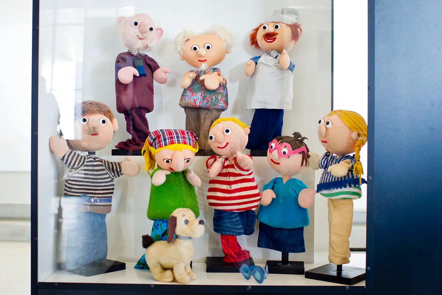 »De insisterer på en plaprende og overfriskt barnagtig tilgang til værtsrollen, som om de havde glemt, at de ikke længere var syvårige. Og at det ikke længere er børnehavebørn, der sidder foran skærmen,« skrev Jakob Steen Olsen i en mediekommentarer om værter på DR. (arkivfoto)