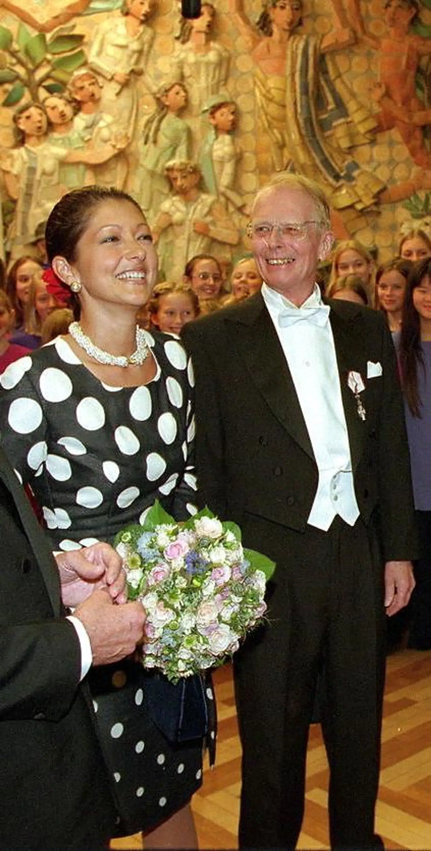 Daværende prinsesse Alexandra hilser på pigerne i Danmarks Radios Pigekor efter jubilæumskoncerten søndag d. 4. oktober 1998 i Radiohusets Koncertsal. På billedet er hun flankeret af korets daværende chefdirigent Tage Mortensen.