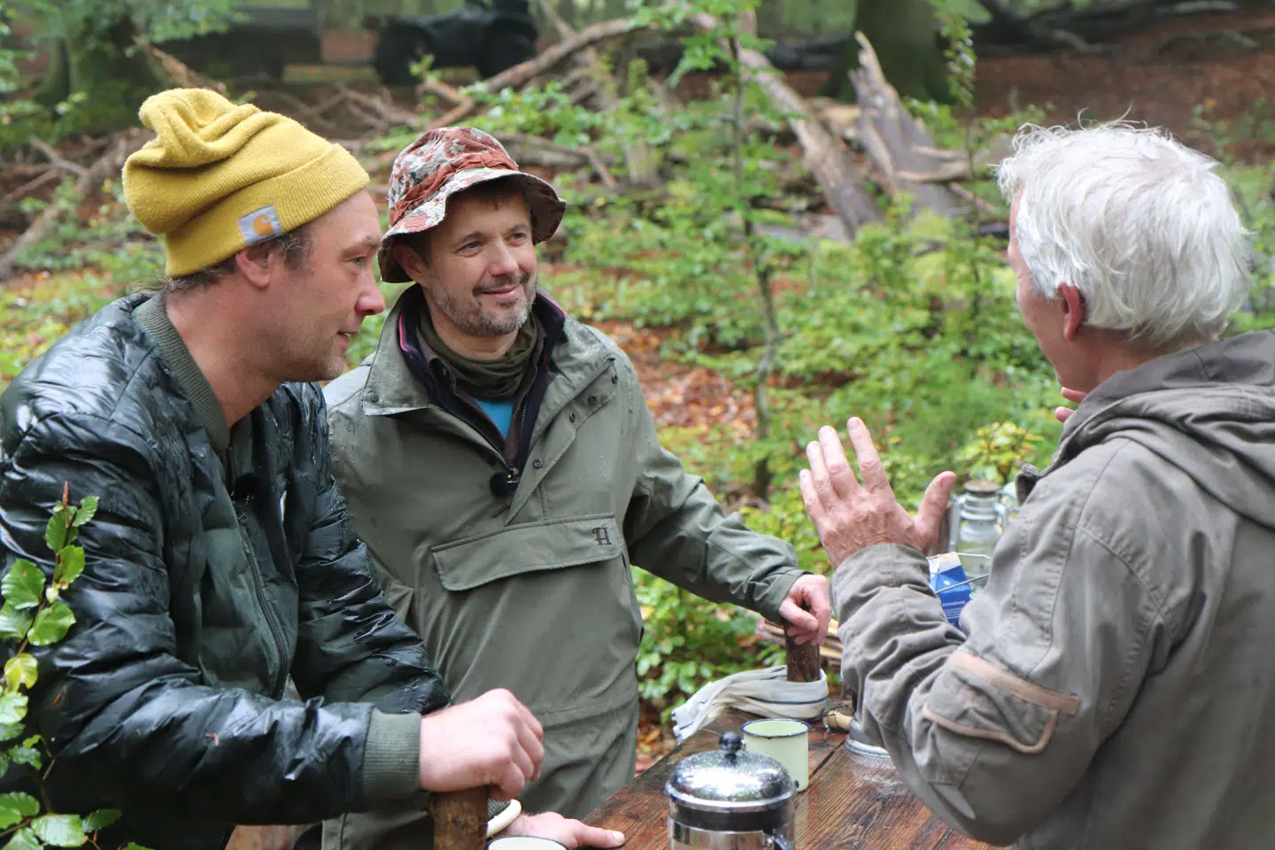 »Men prøv at hør', nu kører vi jo bare dus,« lyder det afslappet fra Kronprinsen. Det er nok godt, for har man set de tidligere sæsoner af »Nak & Æd«, har man svært ved at forestille sig, at Nikolaj Kirk (tv.) i al sin godmodige ivrighed ville huske at sige »De«.