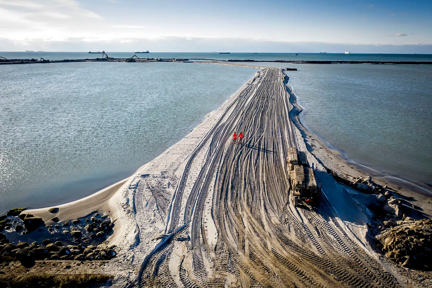 Det er en vanvittig idé, at politikere skal blande sig i placeringen af betonelementfabrikker, skriver Ole P. Kristensen i denne leder. Her anlægges arbejdshavnen til Femern Bælt-Tunnelen ved Rødbyhavn.