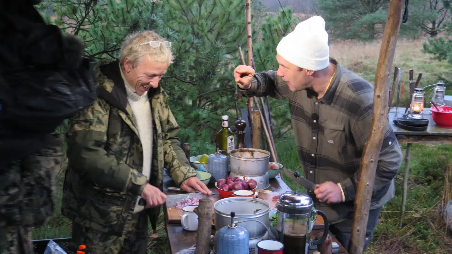 Det umage makkerpar bestående af kokken Nikolaj Kirks sprælske københavnerenergi og naturmanden Jørgen Skouboes noget mere sindige nordjyske ro, bringer mindelser om buddy cop-film som »Dødbringende Våben«, når de småskændes, mens de går på jagt og tilbereder mad over bål.