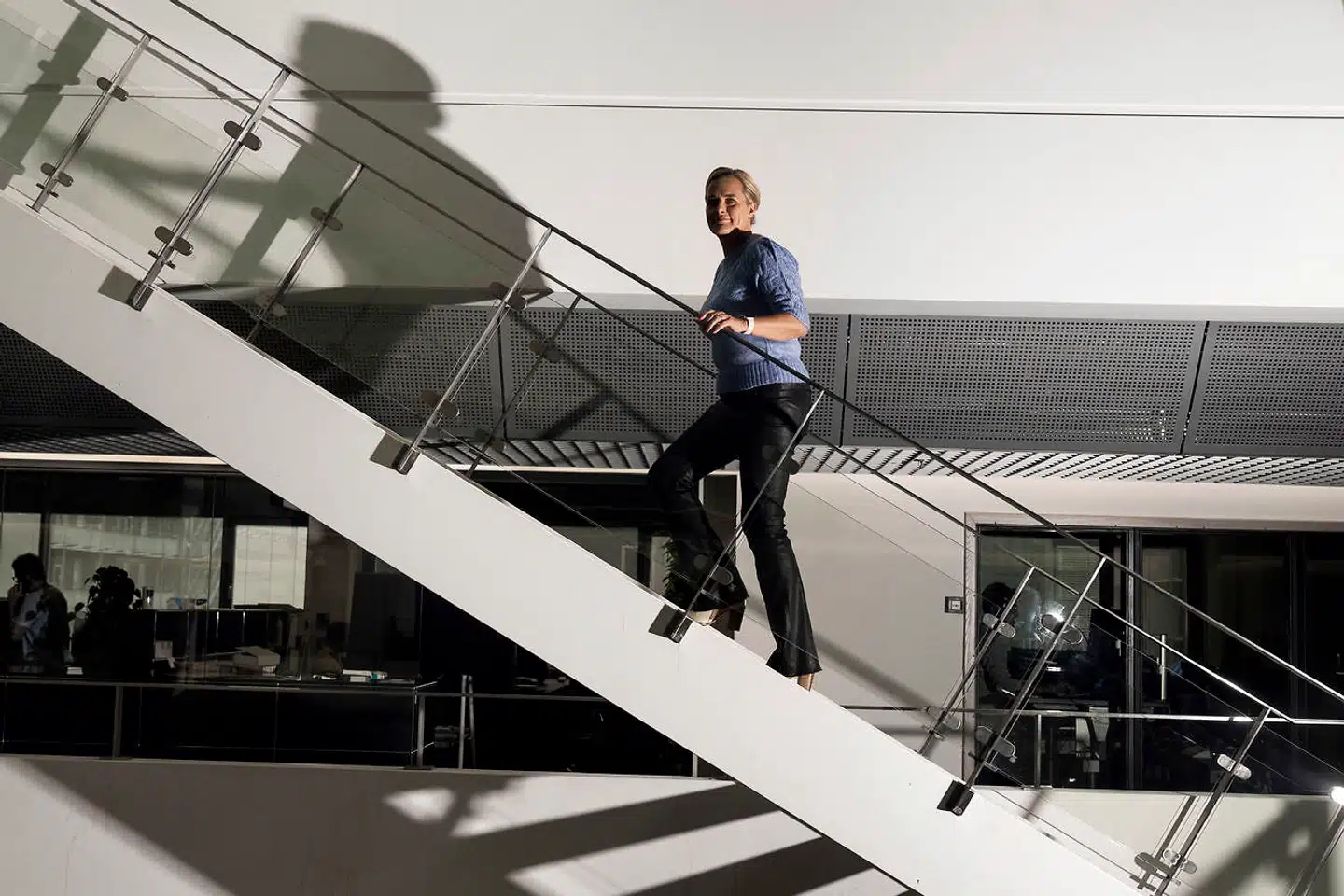 I 2007 forlod Anne Engdal Stig TV 2. Hun var chef for programredaktionen, men en fra ledelsen synes ifølge Anne Engdal Stig, at det var mærkeligt, at hun som ung og kvinde kunne sidde med så stor en afdeling. Nu skal hun selv håndtere sexismesager samtidig med en større transformation af virksomheden.