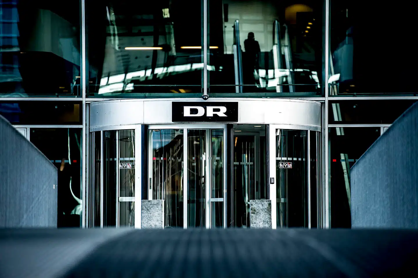 Vi bør åbne for en diskussion af, hvordan licensoverskuddet bedst bruges til at understøtte lokale og regionale medier i kampen om danskernes opmærksomhed, mener Mads Brandstrup.