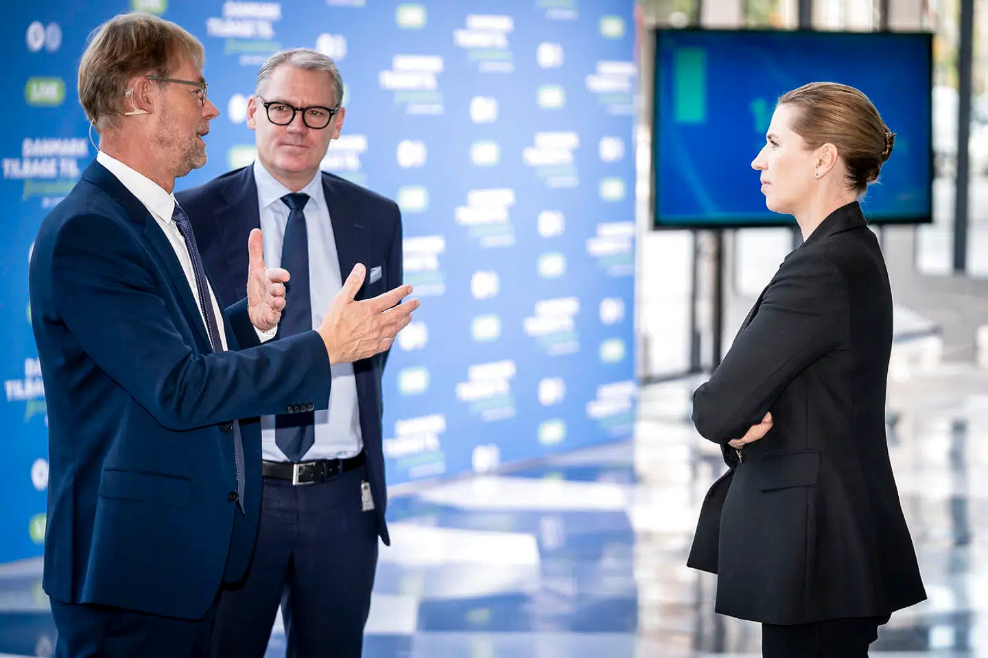 Administrerende direktør i COWI samt formand for Dansk Industri Lars-Peter Søbye til venstre i billedet i samtale med statsminister Mette Frederiksen (S). Søbye ser gerne, at regeringen sænker beløbsgrænsen. Arkivfoto.