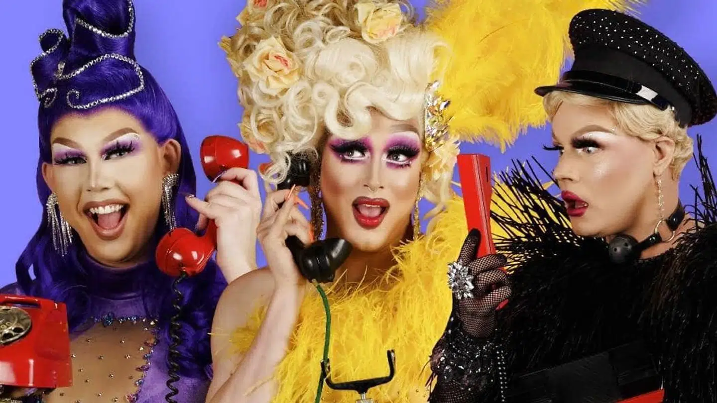 For første gang i danmarkshistorien har DR overgivet mikrofonerne til drags, når Annie Rection, Sascha Holiday og Karli Kuff svarer på lytternes spørgsmål.