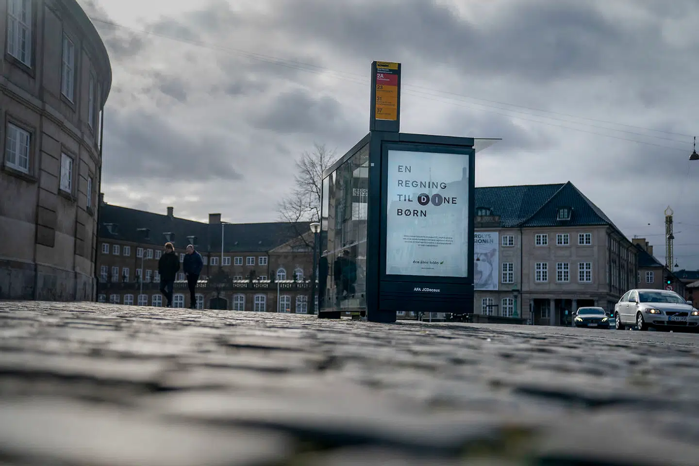 Det har hidtil været småt med informationerne om, hvem der har finansieret den massive kampagne, som Den Åbne Lobby kører mod Dansk Industri. Nu melder endnu en finansmand sig blandt bidragyderne.