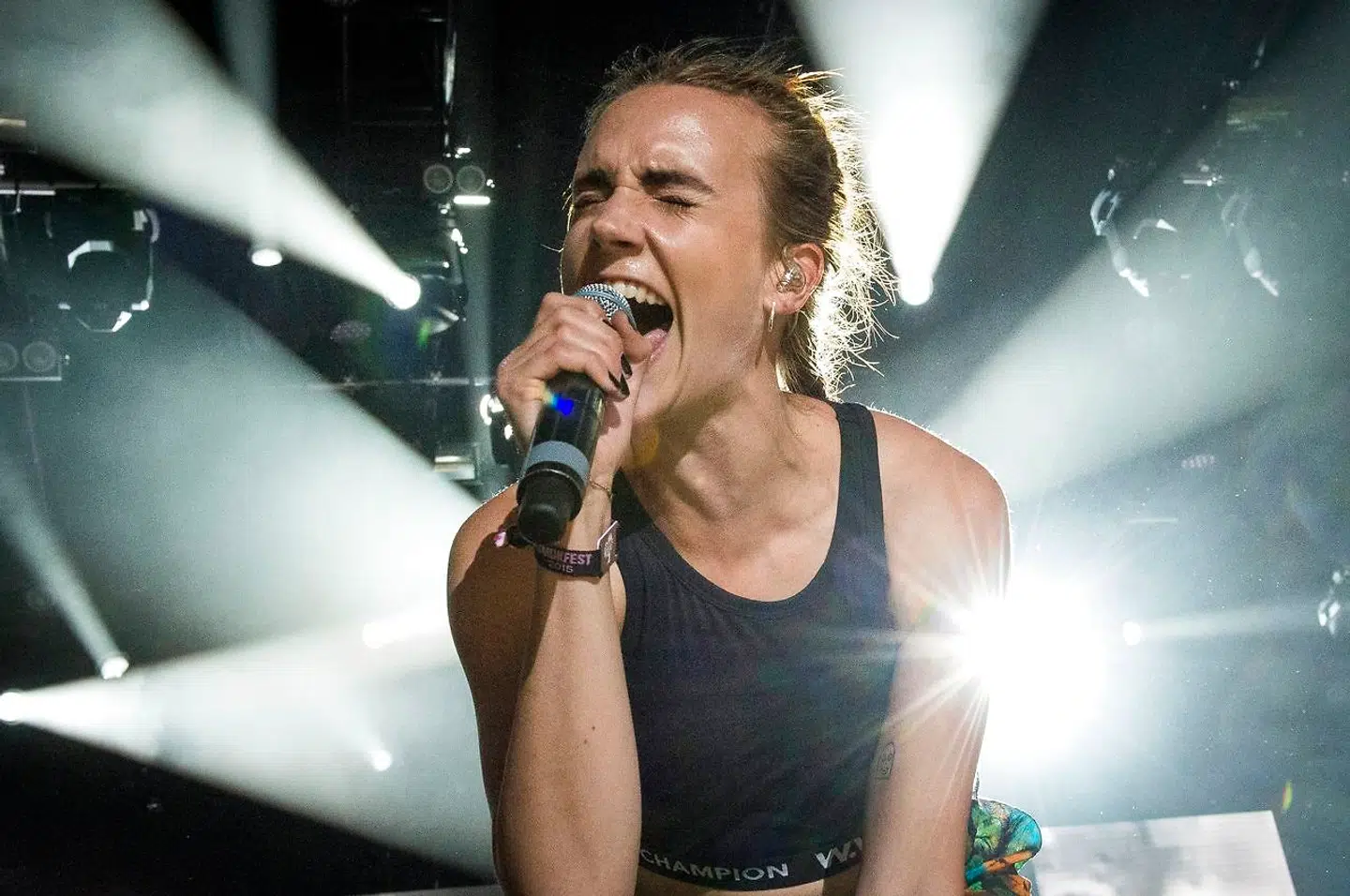 »Alene siden nytår er der landet markante album fra både mere erfarne navne som MØ, Marie Key, Camilla Munch og Katinka Band, men også en strøm af bemærkelsesværdige debutplader fra artister som Brimheim, Greta, eee gee, Mekdes og Bette.«