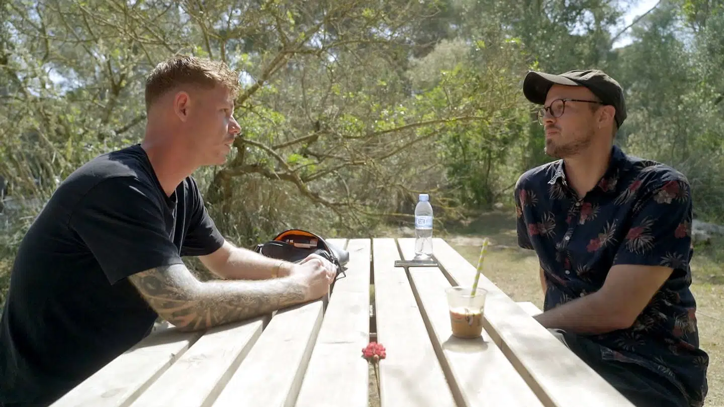 Anders og Sebastian er det første homopar i programmet. Begge erklærer, at de gennem »Gift ved første blik« håber at lære noget om sig selv. En melding, der fungerer lige så ildevarslende som gyserreplikken: »Jeg kommer tilbage lige om lidt«.