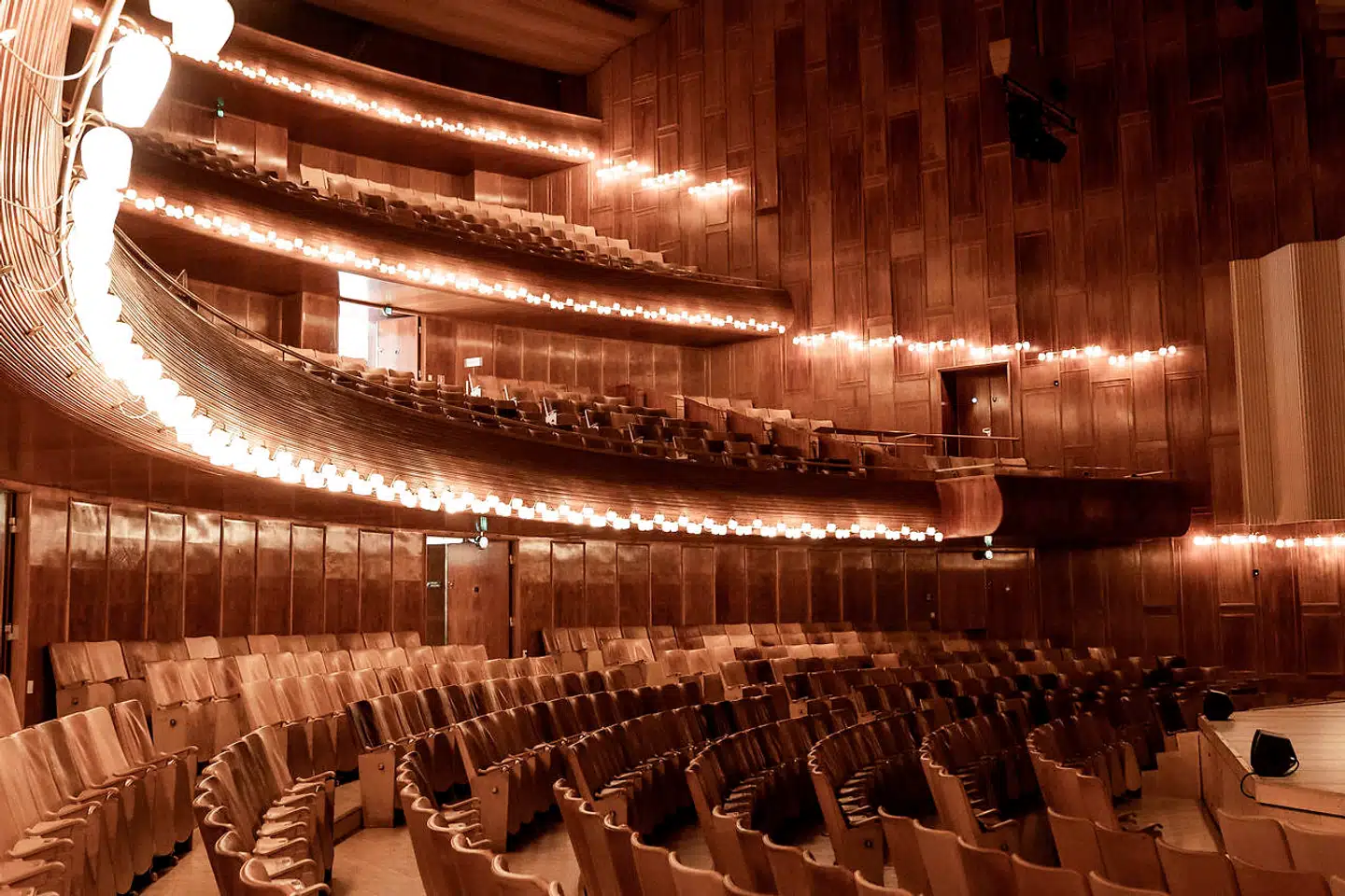 Vilhelm Lauritzens radiohus fra slutningen af 1930erne er stadig i dag et overbevisende mesterværk. Selve salen er formgivet nærmest som et stort instrument.
