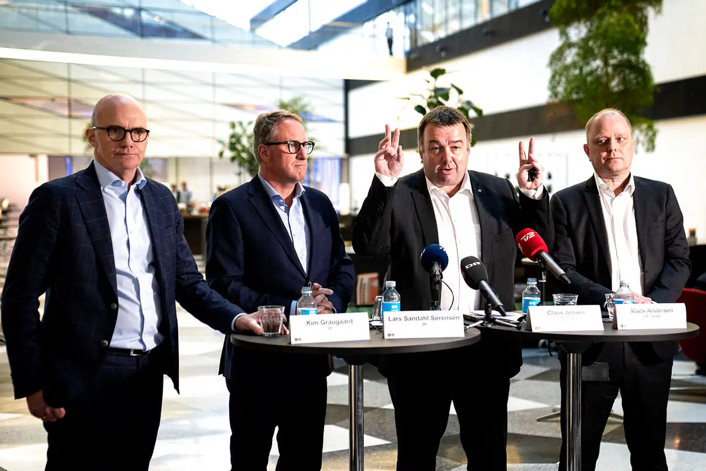 Disse fire mænd skal fra onsdag forsøge at nå til enighed om en overenskomstaftale, der får kæmpe betydning for hundredtusindvis af danskere. Fra venstre er det Dansk Industris viceadministrerende direktør, Kim Graugaard, Dansk Industris administrerende direktør, Lars Sandahl Sørensen, CO-industris formand og forbundsformand i Dansk Metal, Claus Jensen, samt CO-industris næstformand og gruppeformand i 3F Industri, Mads Andersen. Billedet er fra et pressemøde inden de seneste overenskomstforhandlinger i januar 2020.