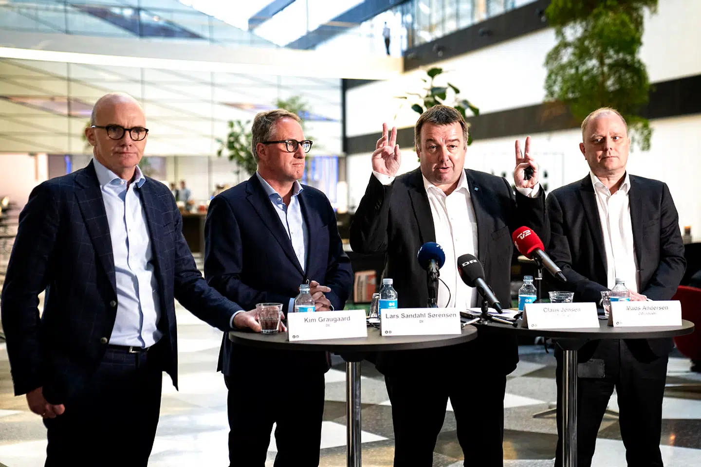 Disse fire mænd skal fra onsdag forsøge at nå til enighed om en overenskomstaftale, der får kæmpe betydning for hundredtusindvis af danskere. Fra venstre er det Dansk Industris viceadministrerende direktør, Kim Graugaard, Dansk Industris administrerende direktør, Lars Sandahl Sørensen, CO-industris formand og forbundsformand i Dansk Metal, Claus Jensen, samt CO-industris næstformand og gruppeformand i 3F Industri, Mads Andersen. Billedet er fra et pressemøde inden de seneste overenskomstforhandlinger i januar 2020.